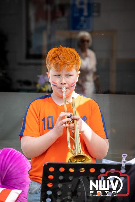 Volle terrassen, bruisende kleedjesmarkt en sportieve Wallenloop: Elburg leeft tijdens koningsdag! - &copy; NWVFoto.nl